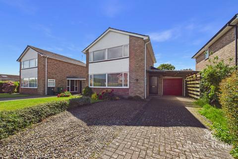 3 bed property, in Oaken Grove, £350,000
