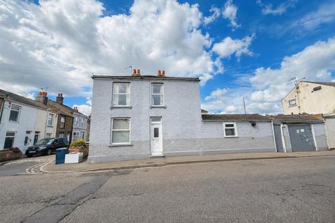 2 bed property, in Richmond Street, £170,000