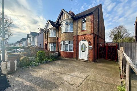 3 bed property, in Luton LU3, £400,000
