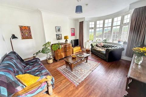 4 bed property, in Rivock Avenue, £325,000