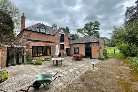 3 bed property, in Yoxford, £695,000