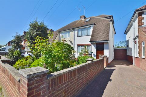 3 bed property, in Stoke Poges Lane, £550,000