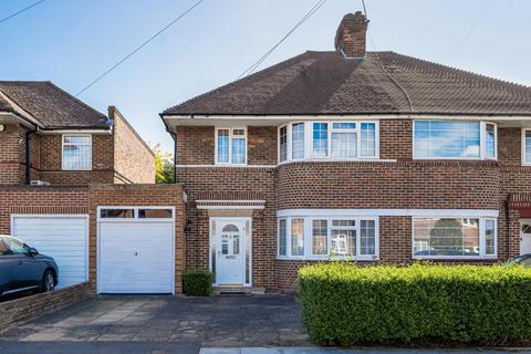 3 bed property, in Howberry Road, £725,000