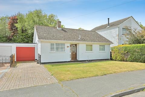 2 bed property, in Park Road, £200,000