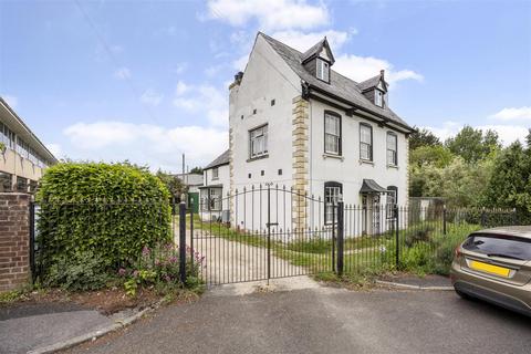8 bed property, in Arle Avenue, £617,500