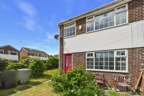 3 bed property, in Crown Close, £130,000