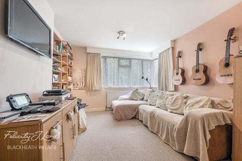 4 bed property, in Pragnell Road, £600,000