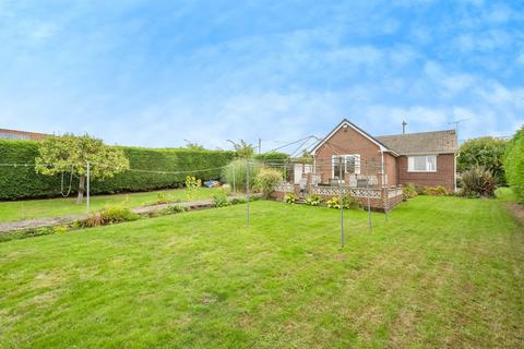 2 bed property, in Hill Road, £190,000