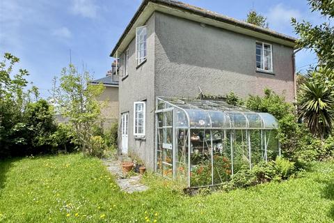 3 bed property, in Eastbourne Road, £250,000