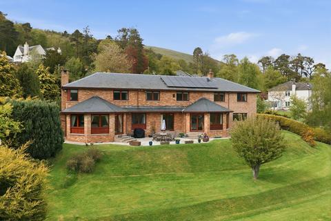 7 bed property, in St. Ronan's Terrace, £675,000