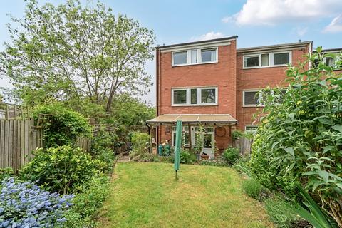 3 bed property, in Hillbrow Road, £550,000