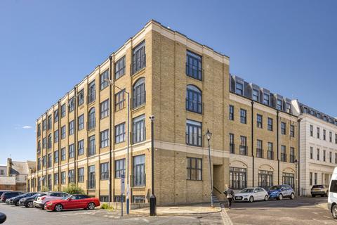 2 bed property, in Queensbridge Drive, £200,000