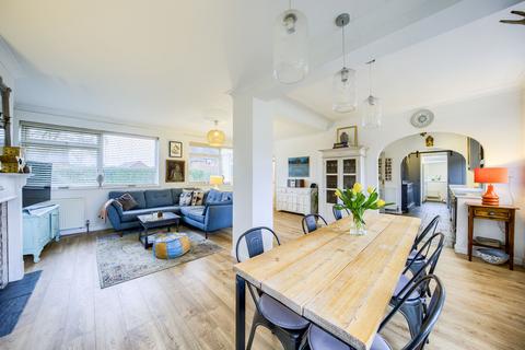 3 bed property, in Shuckburgh Road, £550,000
