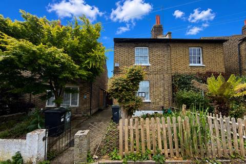 3 bed property, in 40 Archbishops Place, £575,000