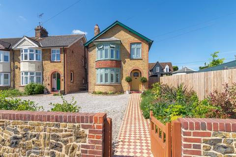 3 bed property, in Fambridge Road, £600,000