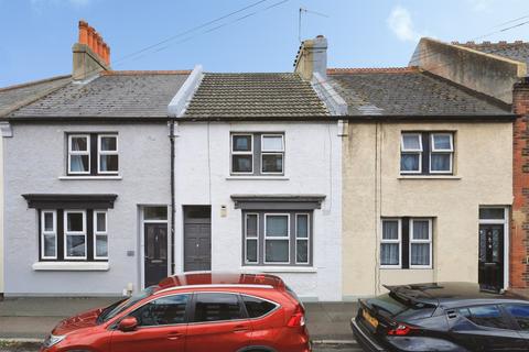 5 bed property, in Commercial Road, £350,000