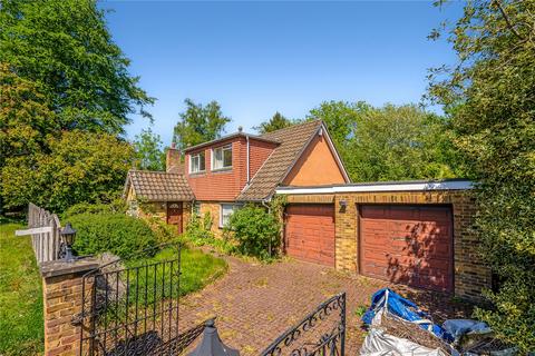 5 bed property, in Oak Tree Close, £825,000