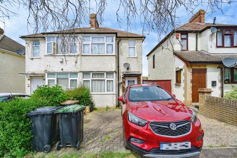 2 bed property, in Third Avenue, £260,000