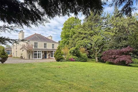 5 bed property, in Llanwnda, £750,000