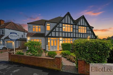 5 bed property, in Carlton Avenue West, £780,000