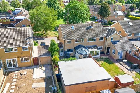 3 bed property, in Elm Close, £350,000