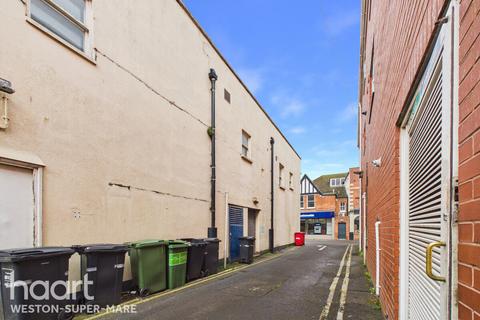 8 bed property, in Regent Street, £675,000