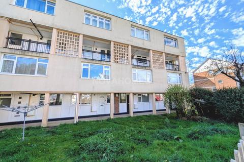 3 bed property, in Vaagso Close, £120,000