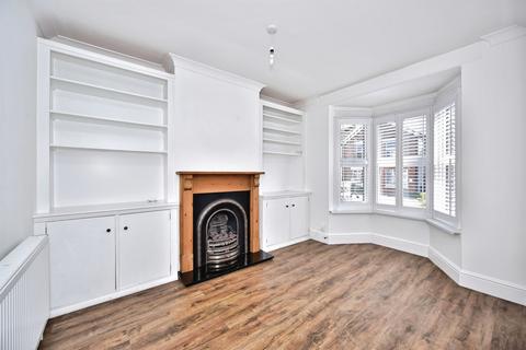2 bed property, in Malling Road, £285,000
