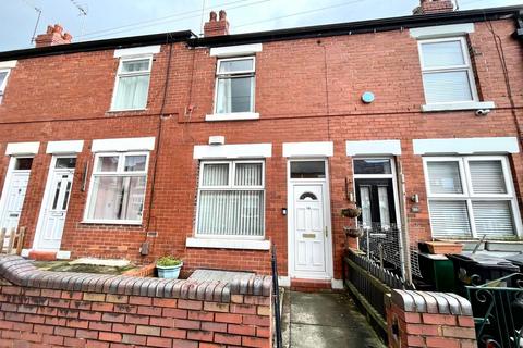2 bed property, in Caistor Street, £185,000