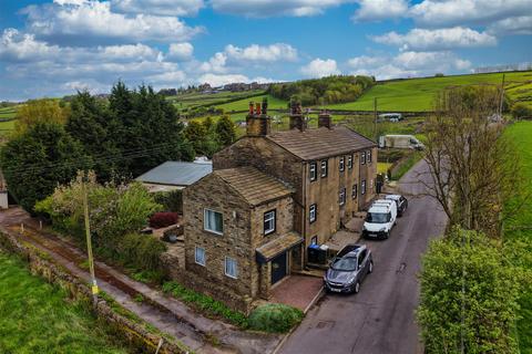 4 bed property, in Pit Lane, £475,000