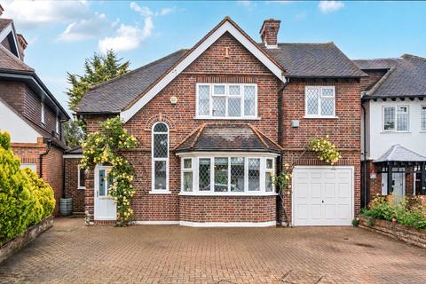 4 bed property, in Avondale Avenue, £1,200,000