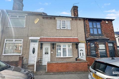 2 bed property, in Little Carter Lane, £125,000