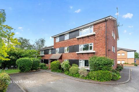 2 bed property, in The Stanfords, £300,000