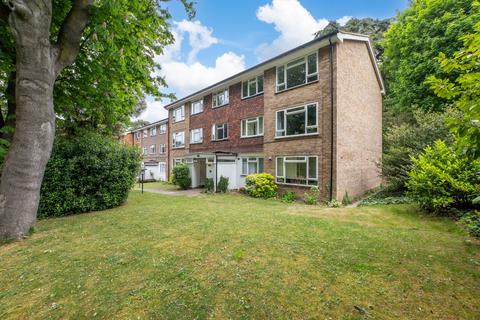 2 bed property, in Brighton Road, £300,000
