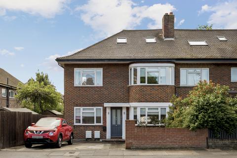 2 bed property, in Toynbee Road, £650,000