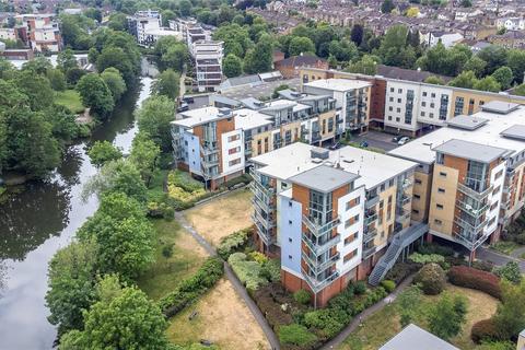 1 bed property, in Hart Street, £140,000