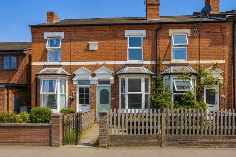 2 bed property, in Middle Road, £210,000