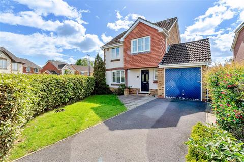 4 bed property, in A wonderful detached family home in a quiet residetial part of Yatton village, £425,000