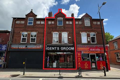 2 bed property, in Market Street, £160,000