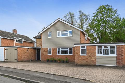 5 bed property, in Chaplin Road, £675,000