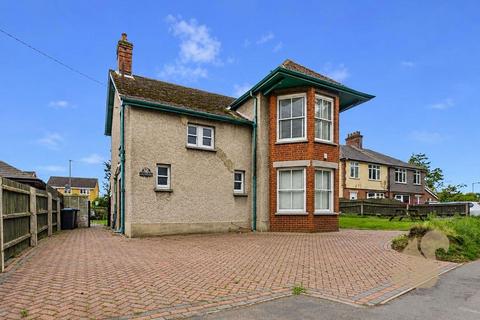 4 bed property, in Finborough Road, £425,000