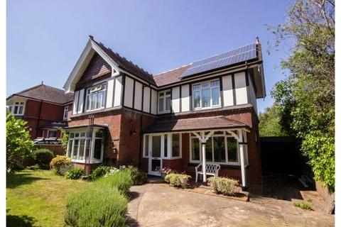4 bed property, in Lower Hyde Road, £550,000