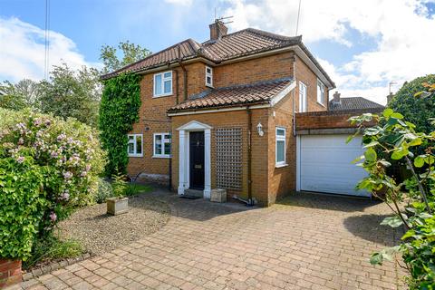 3 bed property, in Hall Park, £600,000