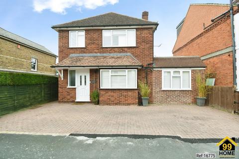 4 bed property, in Queens Road, £690,000
