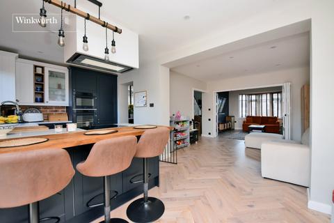 3 bed property, in River Way, £650,000