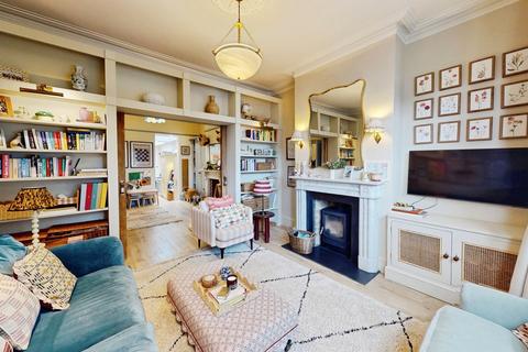 5 bed property, in London Road, £900,000
