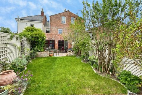 5 bed property, in London Road, £900,000