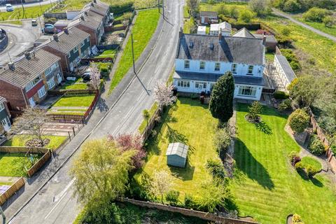 4 bed property, in Acorn Close Lane, £325,000
