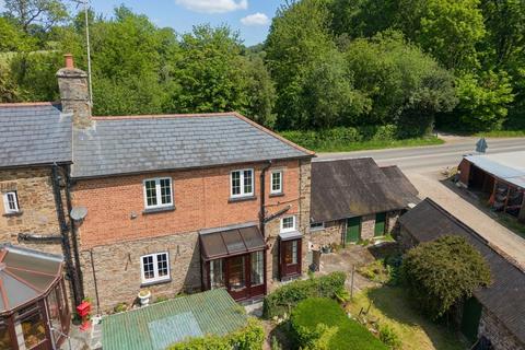 2 bed property, in Chenson, £250,000