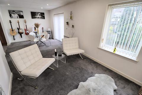 2 bed property, in Oldfield Avenue, £125,000